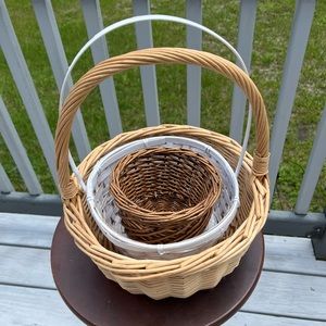 Bundle of 3 baskets made of natural materials, 2 natural, 1 white
